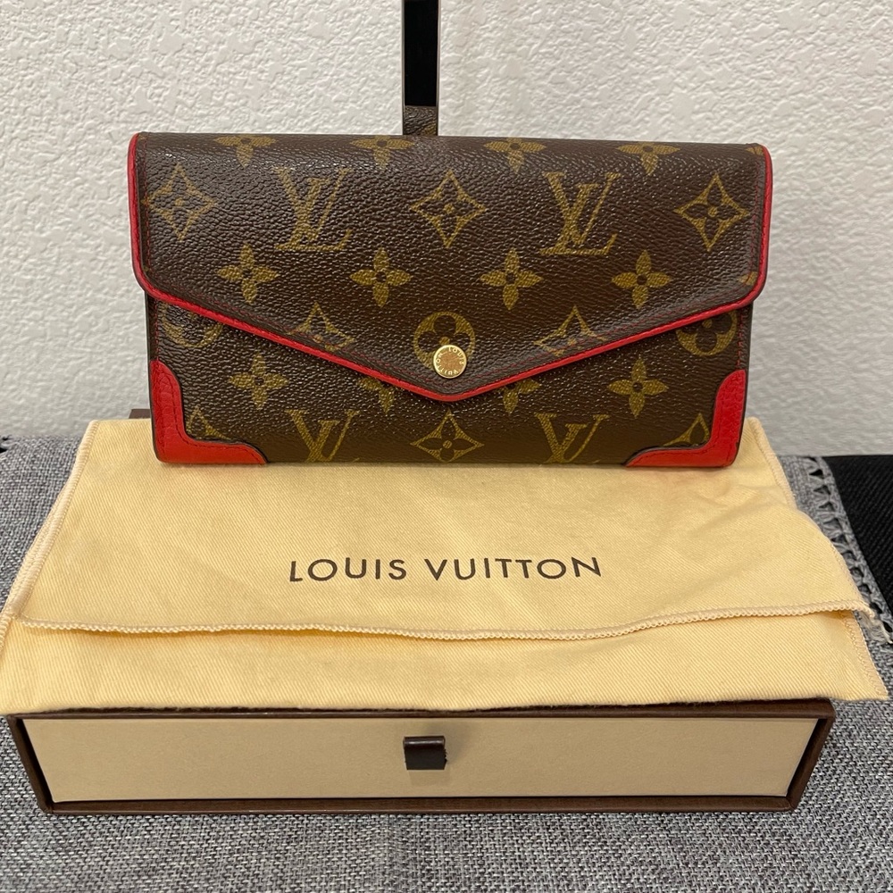 01. LOUIS VUITTON Sarah Retiro Monogram Canvas Wallet Brown/Cerise - Picture 2 of 16